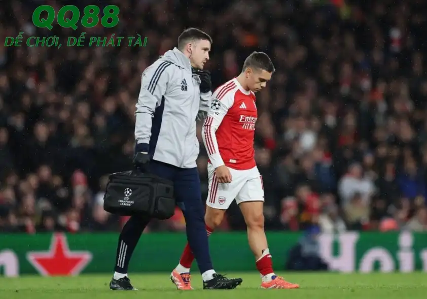 Leandro Trossard cũng đang bị đau sau trận với Bayern (Ảnh: Mirror)